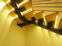 Г-образная лестница на монокосоуре с промежуточной площадкой и поворотом на 90° №8